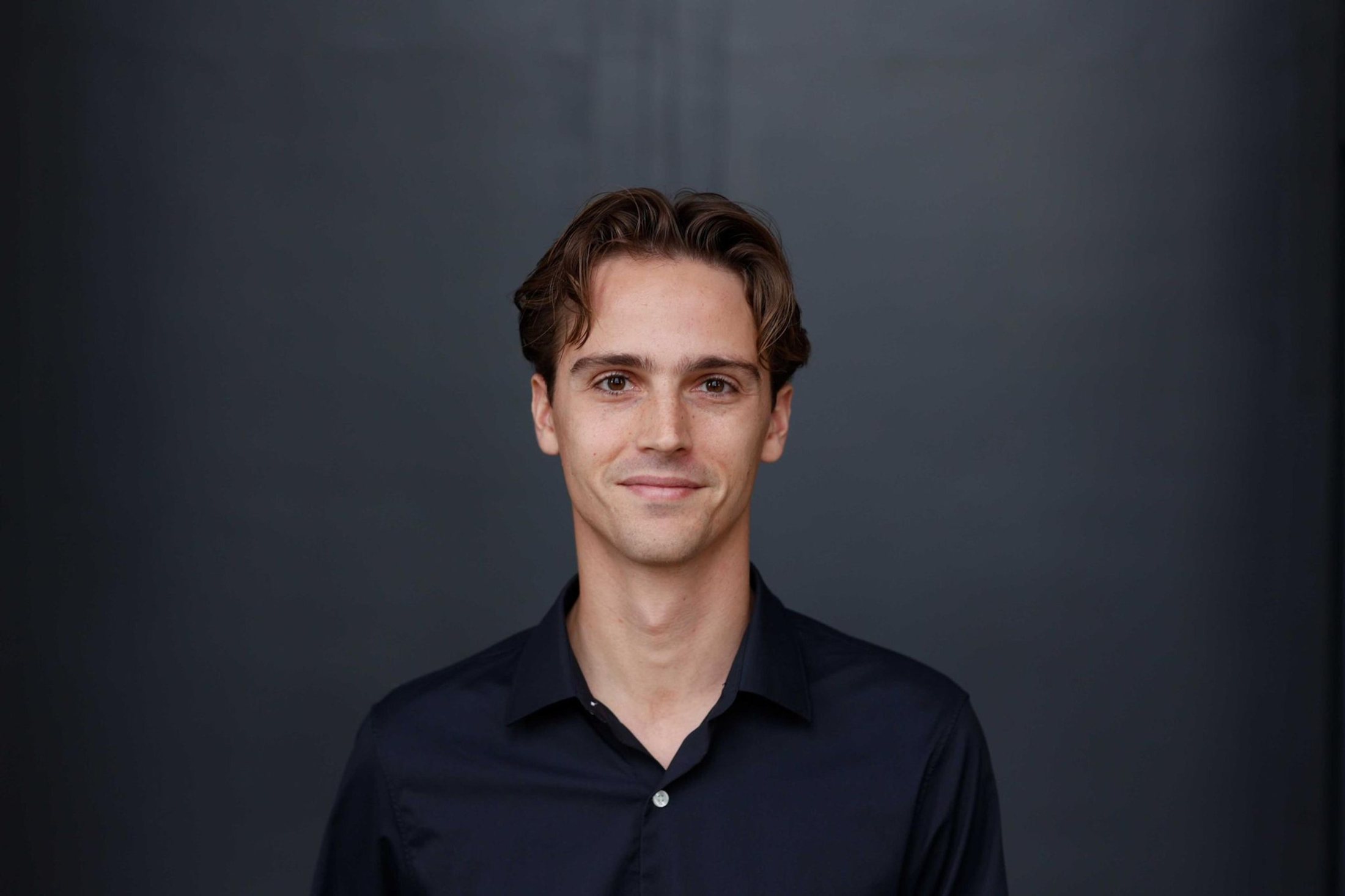 Portrait of conductor Sasha Scolnik-Brower